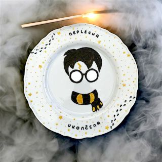 Kouzelnická rodina se nám rozrůstá! Nově můžete na e-shopu zakoupit i ručně malovaný talíř Neplecha ukončena 🪄...