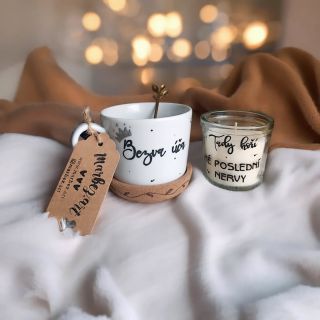 Potěš tu svoji úču originálním dárkem z naší dílny 🤍 ručně malovaný hrníček s ručně malovanou svíčkou #darekproucitelku...
