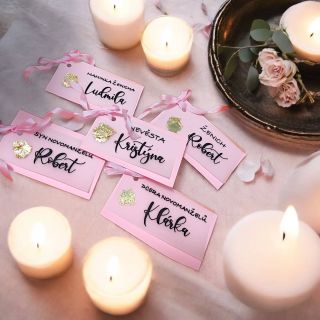 🌸 Novinka na našem e-shopu! 🌸 Představujeme ručně psané svatební jmenovky s elegantní stuhou a zlatým dekorem ✨ Perfektní...
